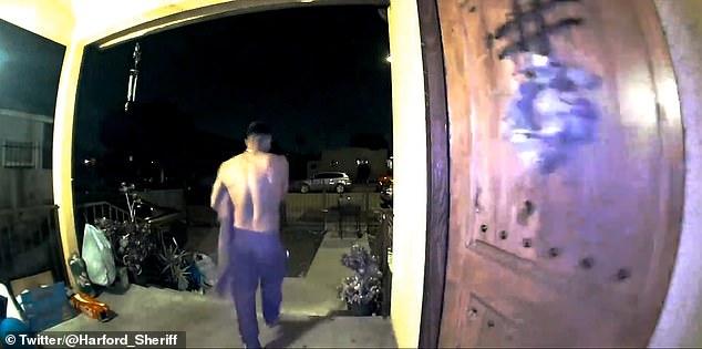 أصدر المحققون سابقًا لقطات من كاميرا Ring Doorbell تظهر المهاجم وهو يفر من منزل لوس أنجلوس بعد غزو المنزل