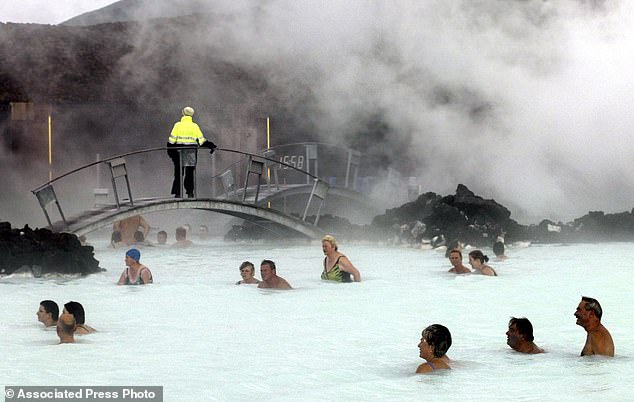 في الصورة منتجع Blue Lagoon الجيولوجي الحراري الشهير في أيسلندا، وهو أحد مناطق الجذب السياحي الشهيرة، والذي اضطر إلى الإغلاق وإعادة الفتح عدة مرات