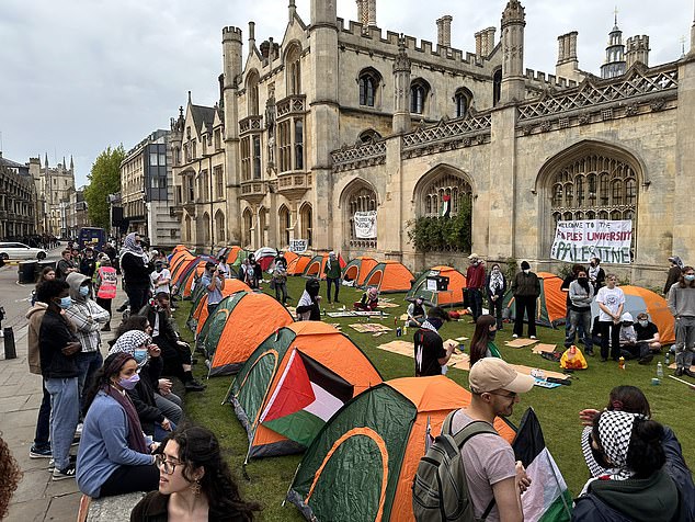 كان الطلاب يضغطون على رؤساء الحرم الجامعي لكي يقطعوا علاقاتهم مع البنك من خلال سلسلة من الاحتجاجات الاعتصامية خارج كلية كينغز