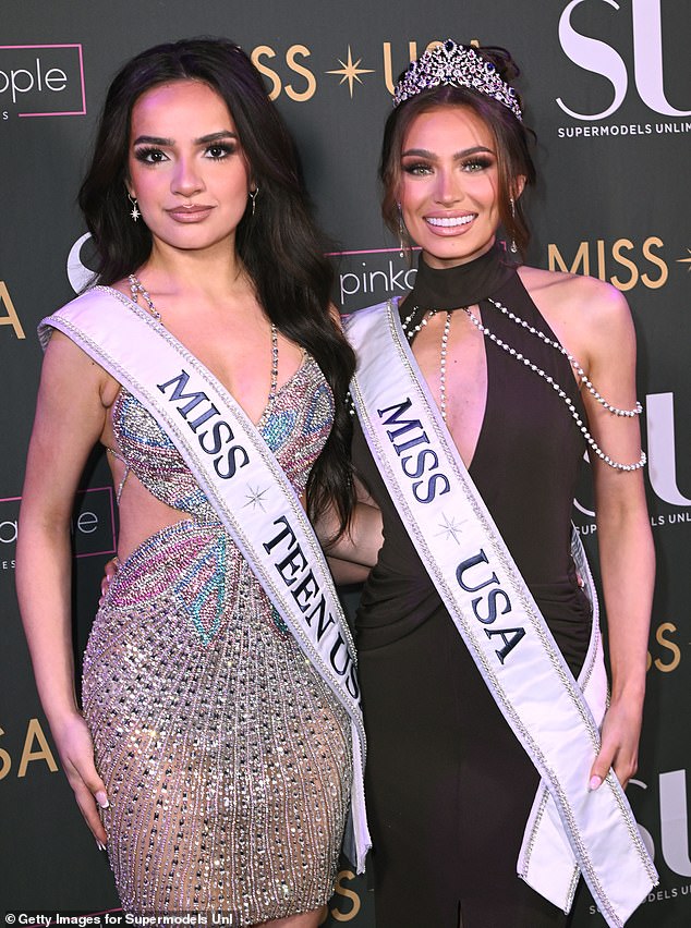 أعلنت كل من ملكة جمال الولايات المتحدة الأمريكية 2024 Noelia Voigt وملكة جمال المراهقات USA 2024 UmaSofia Srivastava (شوهدا معًا) أنهما استقالتا من ألقابهما في غضون أيام من بعضهما البعض الشهر الماضي. في الصورة: Voigt وSrivastava يحضران Billboards Over Broadway - حدث المشاهير في NYFW في Nebula Nightclub في 10 فبراير 2024 في مدينة نيويورك