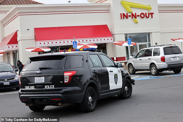 تم إغلاق موقع In-N-Out الواقع في شارع أوكبورت في أوكلاند بعد أن قررت الشركة أن الأمر خطير جدًا على العملاء والموظفين بسبب تزايد عصابات سرقة الأمتعة التي تقتحم السيارات في ساحة انتظار السيارات