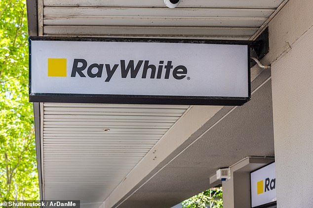 تدفع سارة، التي تستأجر من خلال Ray White في نيو ساوث ويلز، 900 دولارًا شهريًا للإيجار، ويفرض الخصم المباشر على التطبيق رسومًا إضافية قدرها 9 دولارات شهريًا أو 54 دولارًا من بطاقة الائتمان.