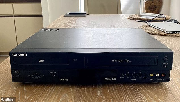 تم تقديم مجموعات مشغلات VCR/DVD لأول مرة في عام 1999 تقريبًا