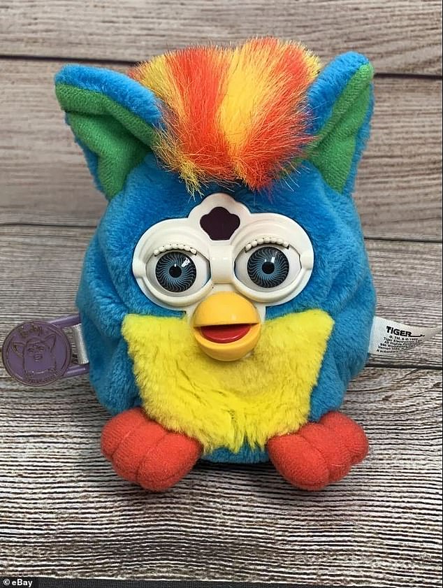 كان Furby عام 1998 متاحًا كعرض من ماركة الأطعمة المجمدة Kid Cuisine