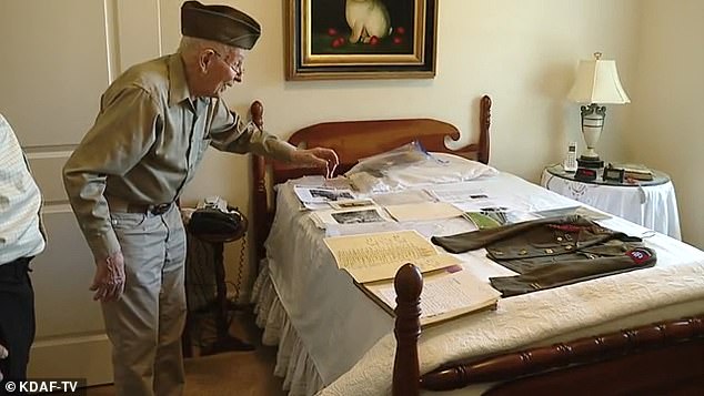 وقد احتفظ ستاوبوس، الذي سيبلغ من العمر 100 عام في سبتمبر/أيلول، بالورقة الرسمية وخطة الجلوس لعام 1938 منذ ذلك الحين، ولا يزال يحتفظ بها في مرفق المعيشة الخاص به في لينيكسا، كانساس.