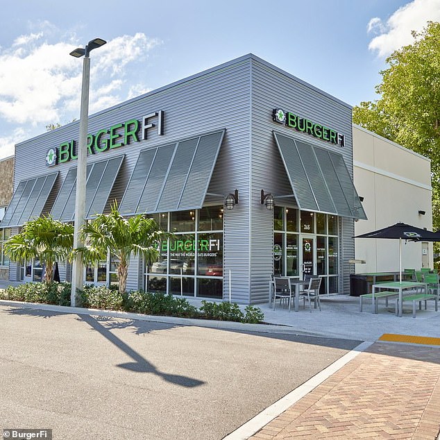 حتى سلسلة مطاعم البرجر الفاخرة BurgerFi تكافح الآن من أجل البقاء وتدرس خيارات الإفلاس وسط تراجع حاد في المبيعات.