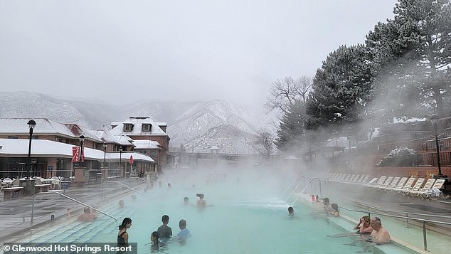 يحتوي منتجع Glenwood Hot Springs على أكبر مسبح خارجي بالمياه الحارة المعدنية في العالم مع لوح غوص وممرات لعشاق اللياقة البدنية