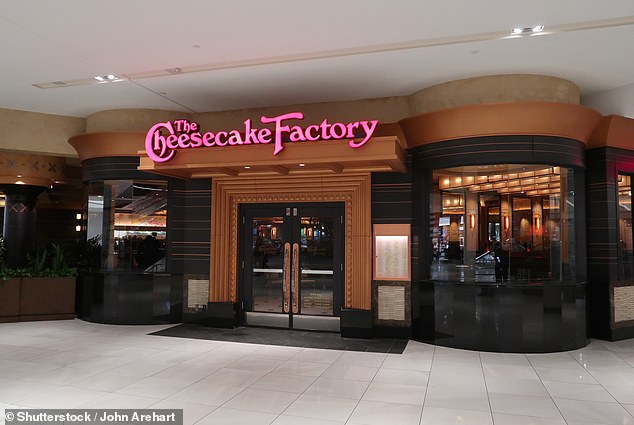 نشرت عائلة Milehams مقطع فيديو ثالثًا على TikTok من نزهة Cheesecake Factory، والذي أظهر أنهم منحوا خادمهم إكرامية بقيمة 100 دولار