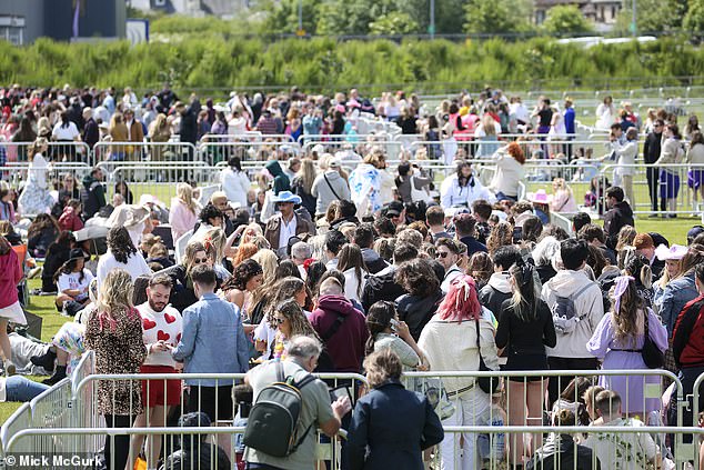 تم توسيع سعة ملعب Murrayfield إلى 72.990 متفرجًا خصيصًا لجولة Eras Tour، لكن هذا لم يمنع المشجعين من الاصطفاف من الساعة 5 صباحًا للحصول على أفضل المواقع