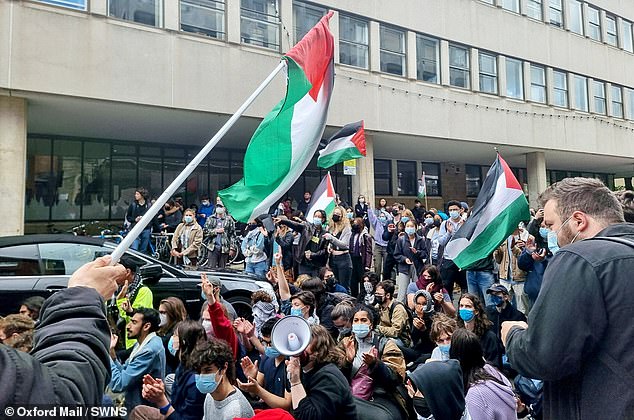 متظاهرون مؤيدون لفلسطين في جامعة أكسفورد الشهر الماضي.  منذ 6 مايو/أيار، نظمت مجموعة 