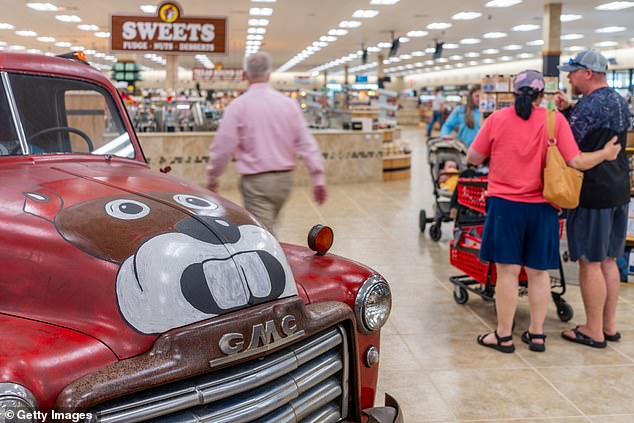 تأسست Buc-ee's في عام 1982 بواسطة متجر Arch 'Beaver' Aplin III وDon Wasek.  لقد بدأت كسلسلة من مراكز السفر على الطرق السريعة ولديها الآن أكثر من 40 موقعًا في الولايات المتحدة