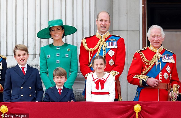أُعلن اليوم أن كيت ستحضر حفل Trooping the Color غدًا. أعلاه: صورة الأميرة مع زوجها الأمير ويليام وأطفالهما الأمير لويس والأميرة شارلوت والأمير جورج