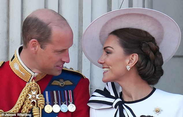 كانت غريزة كل من ويليام وكيت (في الصورة خلال حفل Trooping the Color) عندما ظهرت خطورة موقفها هي تطويق عائلتهما