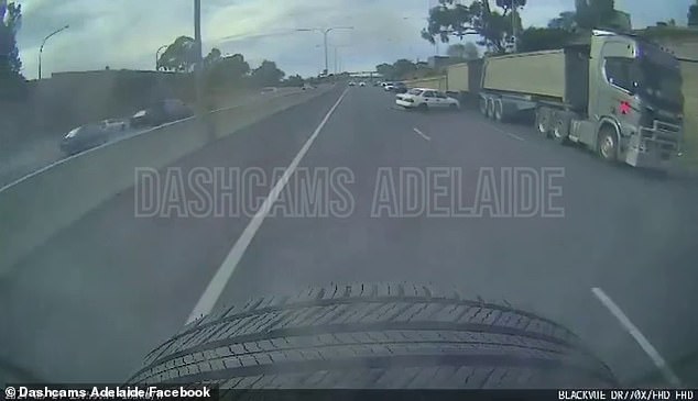 تمت مشاركة الفيديو بواسطة Dashcams Adelaide يوم الأحد مع تسمية توضيحية تقول 