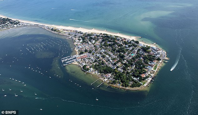 تعتبر Sandbanks موطنًا للعديد من المشاهير المشهورين