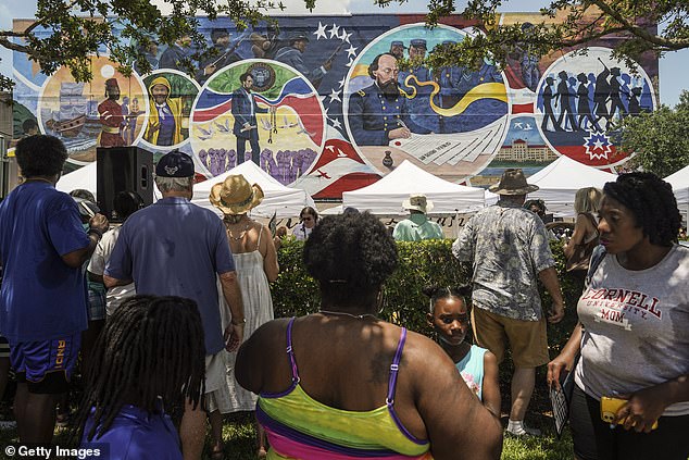 يتجمع الناس للاحتفال بافتتاح اللوحة الجدارية كجزء من مشروع Juneteenth Legacy Project لإحياء ذكرى نهاية العبودية في الولايات المتحدة في 19 يونيو في جالفستون، تكساس.