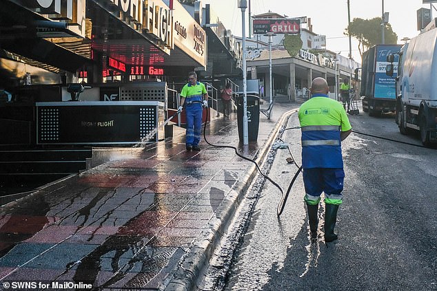 تبدأ عملية تنظيف شريط Magaluf بعد ليلة كبيرة