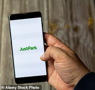 ومن خلال النقر على الرمز البريدي، تكشف تطبيقات مثل JustPark عن مواقع مواقف السيارات على الخريطة