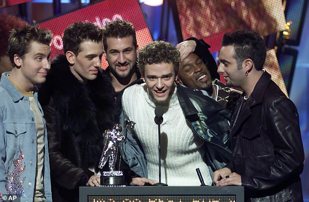 في يناير 2000، أصدرت NSYNC أغنية Bye Bye Bye، والتي وصلت إلى المراكز الخمسة الأولى في قائمة Hot 100 وقضت خمسة أسابيع على قمة مخطط Hot 100 Airplay.  وُلد أركينسون لاحقًا في يونيو 2000