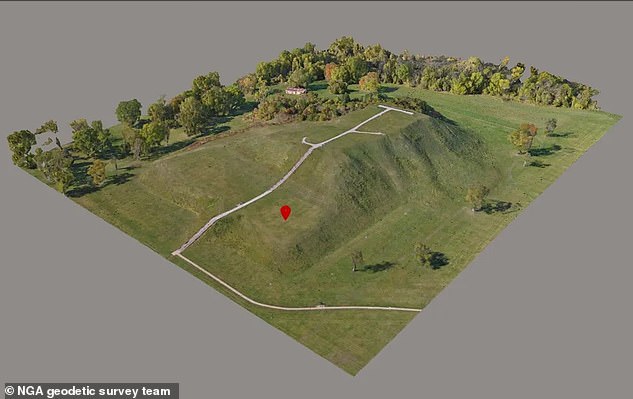 أجرى المسح الجوي Cahokia Mounds تحليقات جوية على مساحة تزيد عن 490 فدانًا من الموقع، وهي أكبر منطقة قامت NGA بمسحها على الإطلاق عبر طائرة بدون طيار باستخدام تقنية LiDAR.  تم بعد ذلك استخدام البيانات لبناء نموذج شبكي أساسي ثلاثي الأبعاد لMonks Mound (أعلاه)