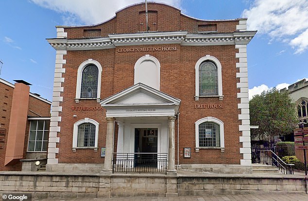 يوفر George's Meeting House في إكستر جولة Wetherspoons قبل الأخيرة للجولة الجنوبية - وليس بعيدًا عن منزل السير تيم في ديفون