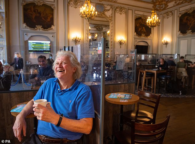 تم التقاط الصورة لمؤسس ورئيس مجلس إدارة شركة JD Wetherspoon السير تيم مارتن في حانة هاميلتون هول في وسط لندن والتي تظهر أيضًا في إحدى رحلات MyUKTour