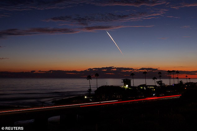 إطلاق مسائي لصاروخ SpaceX Falcon 9 يحمل 20 قمرًا صناعيًا من Starlink، من مجمع الإطلاق الفضائي في قاعدة Vandenberg لقوة الفضاء، شوهد فوق المحيط الهادئ من إنسينيتاس، كاليفورنيا، 23 يونيو 2024