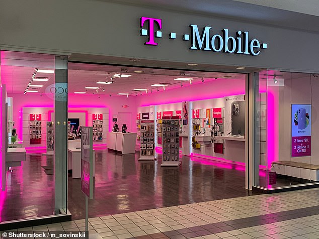 T-Mobile هو الخيار الأفضل، وفقًا لمورجان الذي قال إن معظم الناس يبقون مع الشركة لأن عائلاتهم كانت لديها خطة منذ أوائل العقد الأول من القرن الحادي والعشرين.