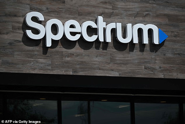 تبلغ تكلفة Spectrum 25 دولارًا شهريًا ويمكنك ربطها مع إمكانية الوصول إلى الإنترنت والتلفزيون، لكن مورجان حذر من أن الأمر لا يستحق ذلك وأنه يجب عليك استخدام الدفع المسبق بدلاً من ذلك.