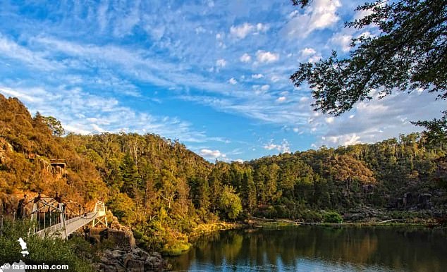 تم استدعاء الشرطة إلى Cataract Gorge (في الصورة) بعد أن عثر أحد أفراد الجمهور المعنيين على متعلقاته مهجورة على ممر للمشاة