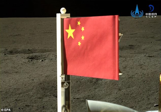 خلال المهمة، رفعت Chang'e-6 أيضًا علمًا صينيًا مصنوعًا من ألياف الصخور البازلتية البركانية التي يمكن أن تستمر على القمر لمدة 10000 عام.