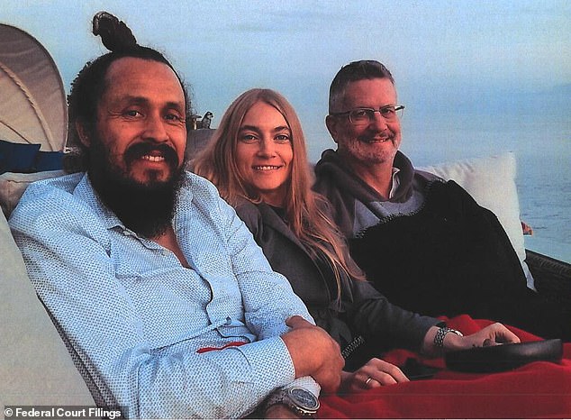 التقى فلوريس، 47 عامًا، وآنا رينيه مور، 40 عامًا، مع ساوش لأول مرة في محل لبيع الآيس كريم قبالة شاطئ فينيسيا في عام 2017.