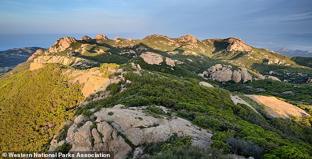 استحوذت مؤسسة Trust for Public Land على ما يقرب من 1300 فدان من الأراضي على طول طريق Deer Creek Road لصالح محمية جبال سانتا مونيكا الوطنية، وقد ظلت ساكنة وأصبحت مكبًا مرتجلًا للنفايات