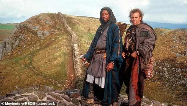 اكتسبت شجرة Sycamore Gap شهرة كبيرة بعد ظهورها في فيلم Robin Hood: Prince of Thieves عام 1991 بطولة مورجان فريمان (يسار) وكيفن كوستنر (يمين)