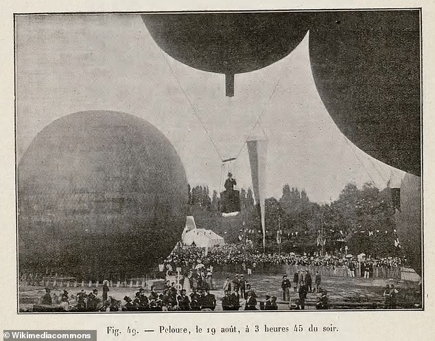 أقيمت رياضة ركوب المنطاد الهوائي في الألعاب الأوليمبية مرة واحدة، في باريس عام 1900. في الصورة، حدث ركوب المنطاد الهوائي في الألعاب الأوليمبية عام 1900 في حديقة الطائرات في باريس