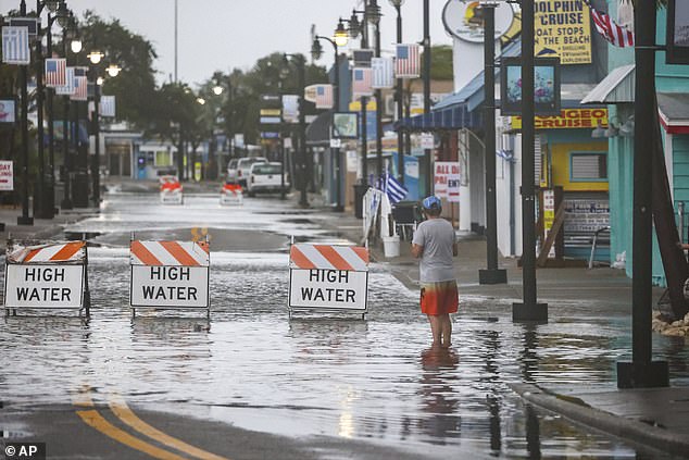 تسد مياه الفيضانات جزءًا من طريق Dodecanese Blvd عند Tarpon Springs Sponge Docks، صباح يوم الاثنين 5 أغسطس 2024، في Tarpon Springs، فلوريدا