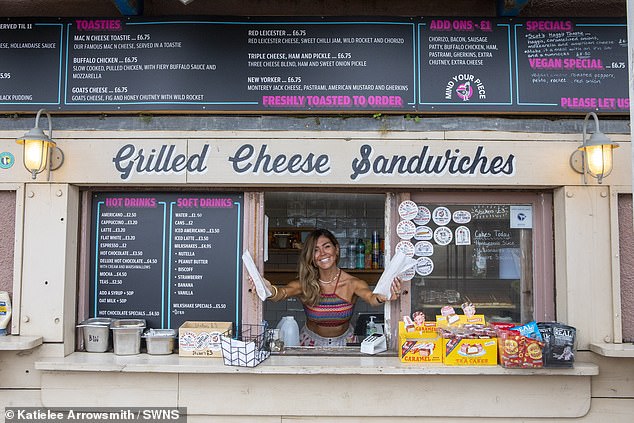 كيت كارتر لارج من مطعم Cheesy Toasty Shack في سانت أندروز، فايف. قالت إن طيور النورس 