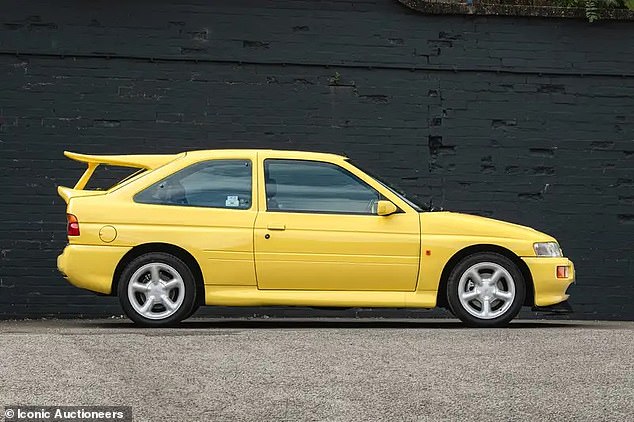 من بين 7,145 سيارة Ford Escort RS Cosworths التي تم إنتاجها بين عامي 1992 و1996، هذه هي النسخة الوحيدة ذات القيادة من الجهة اليمنى والمطلية باللون الأصفر الزنكي، مما يجعلها قابلة للتحصيل بشكل كبير