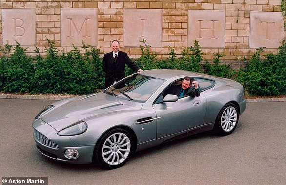 تم إطلاق الجيل الأول من سيارة أستون مارتن V12 فانكويش في عام 2001