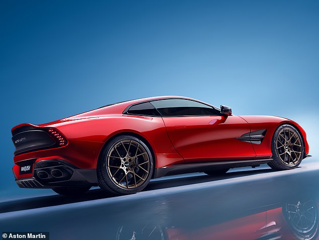 تبلغ السرعة القصوى لسيارة V12 Vanquish 214 ميلاً في الساعة، مما يجعلها أسرع سيارة أستون مارتن يمكنك شراؤها مع مؤشرات ولوحات أرقام