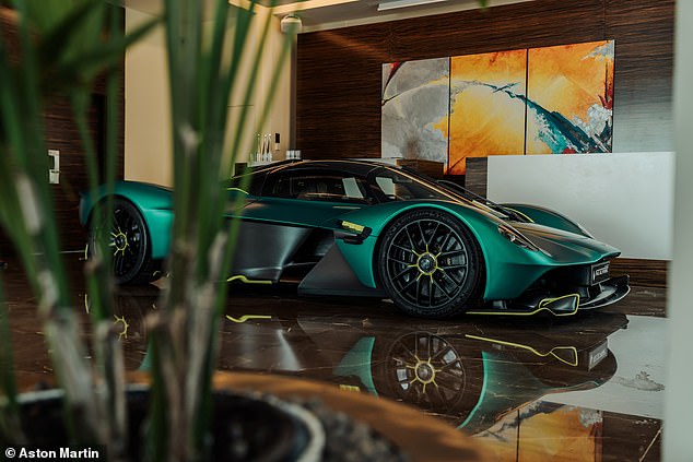 تستلهم سيارة Valkyrie التي يقودها ألونسو إلهامها من سيارة سباق Aston Martin F1 AMR24، بنفس اللون الأخضر اللامع لسباقات Aston Martin ورسومات AMR Satin Lime المتباينة المصممة خصيصًا، مما يؤكد على أبرز السمات الديناميكية الهوائية للسيارة الخارقة.