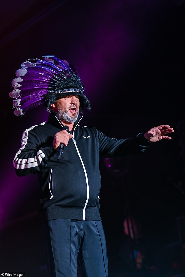 جاي كاي، المغني الرئيسي لفرقة Jamiroquai، يؤدي عرضًا في Harvest Rock 2023 في أستراليا. كان يمتلك السيارة لسنوات عديدة قبل بيعها لهواة جمع المقتنيات الخاصة العام الماضي