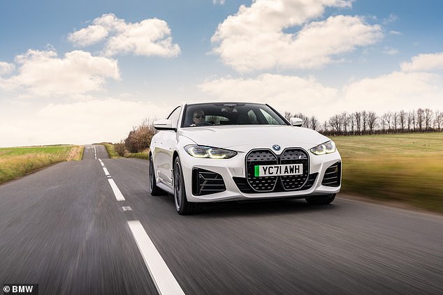 في عام 2023، كانت سيارة BMW i4 هي الأكثر مبيعًا في مجموعة BMW الكهربائية بالكامل (بزيادة 33 في المائة)، مع 8940 تسجيلًا