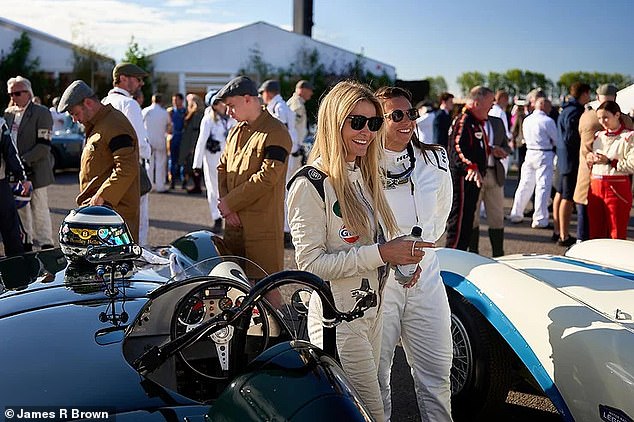 شهد Goodwood Revival لعام 2022 تعاون كاتارينا كيفالوفا وسيمونا دي سيلفسترو كأول فريق نسائي كامل في كأس فريدي مارش التذكاري الذي يمثل أول سباق سيارات كلاسيكية لمتسابقة إندي كار على الإطلاق