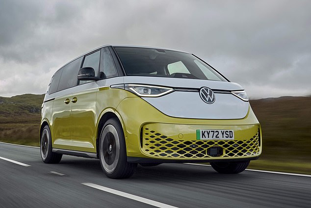 تعتبر سيارة الكارافانات الكهربائية Volkswagen ID Buzz مثالية لرحلة برية