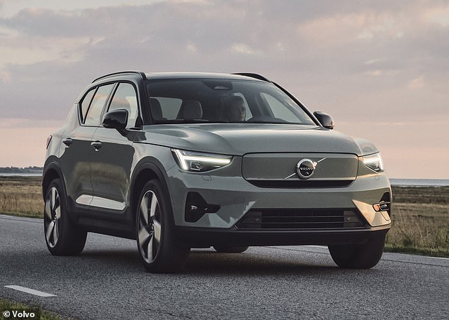إن سيارة فولفو XC40 Recharge ذات المحرك المزدوج هي سيارة دفع رباعي كهربائية صغيرة أخرى تتمتع بقوة سحب