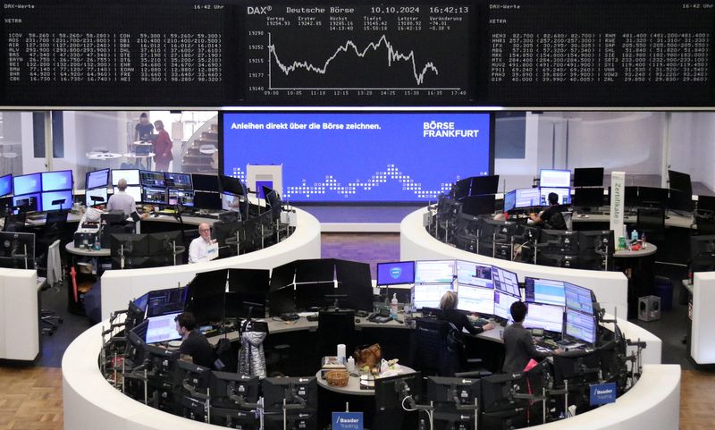 © رويترز. صورة الملف: تم عرض الرسم البياني لمؤشر أسعار الأسهم الألماني DAX في بورصة الأوراق المالية في فرانكفورت، ألمانيا، 10 أكتوبر 2024. صورة رويترز / موظفون / ملف