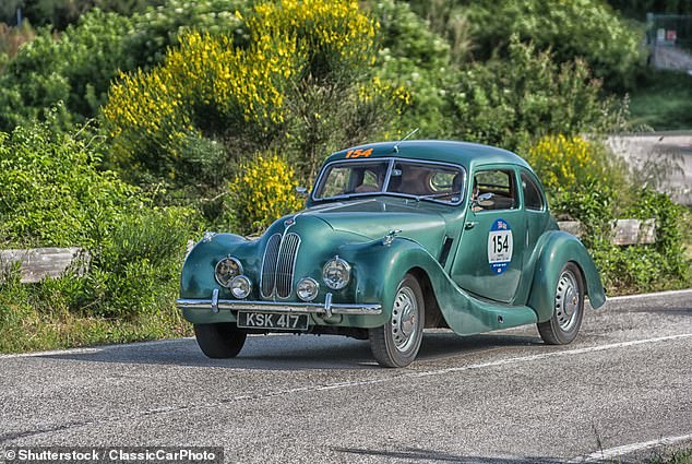 أصبحت 400، إلى جانب جاكوار XK120، السيارات الرياضية في ذلك العصر. افتتح فريدي جوردون لينوكس، دوق ريتشموند التاسع، حلبة جودوود للسيارات في 18 سبتمبر 1948 في سيارته الـ 400.