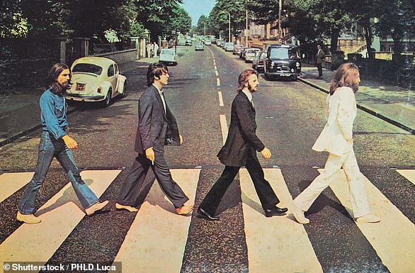 مبدع: يحتوي ألبوم The Abbey Road على صورة لفرقة البيتلز وهم يسيرون عبر معبر الحمار الوحشي خارج الاستوديو مباشرةً