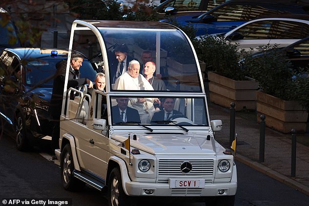 وصل البابا بأناقة في سيارته البيضاء الجديدة من طراز G-Wagon Popemobile